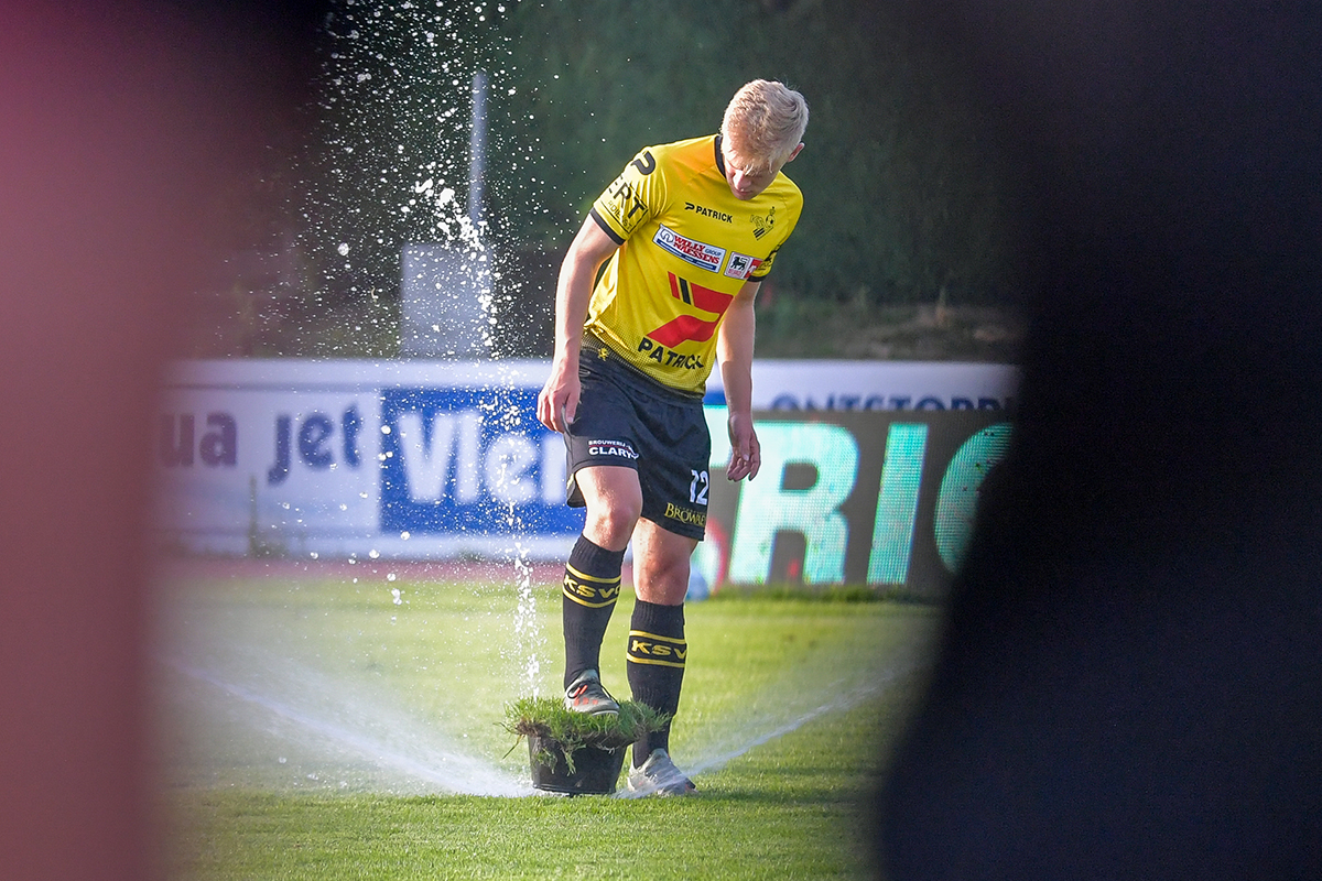 Voetbalfoto K.S.V. Oudenaarde - K.V. Kortrijk - Robbe Vandenheede